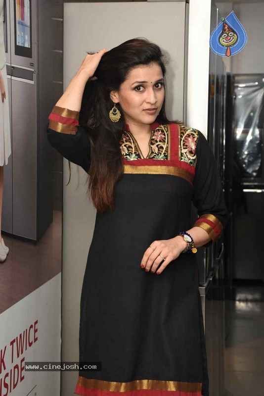 Mannara Chopra Photos - 12 / 20 photos