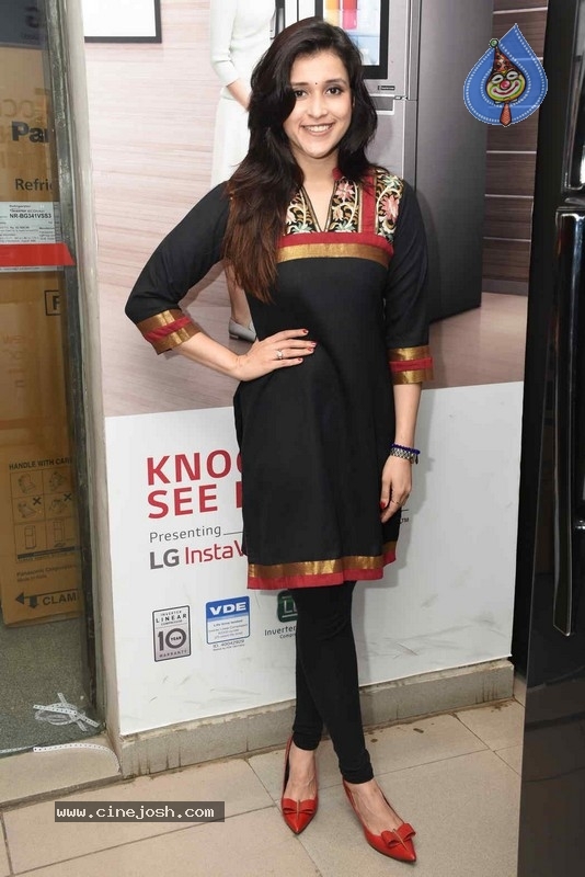 Mannara Chopra Photos - 13 / 20 photos