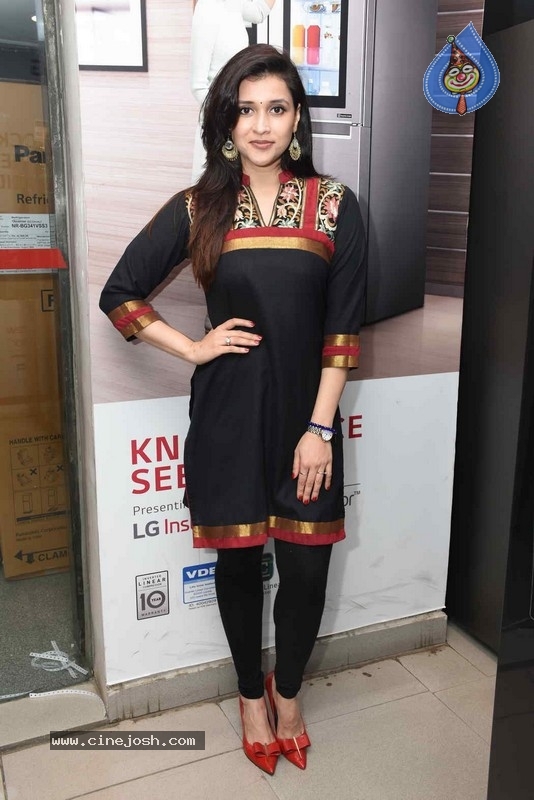 Mannara Chopra Photos - 14 / 20 photos