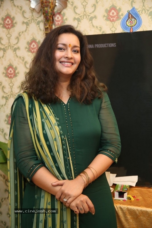 Renu Desai Photos - 8 / 16 photos