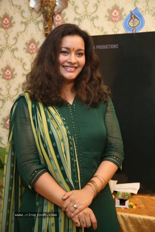 Renu Desai Photos - 9 / 16 photos