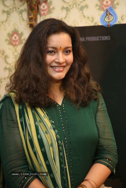 Renu Desai Photos - 15 / 16 photos