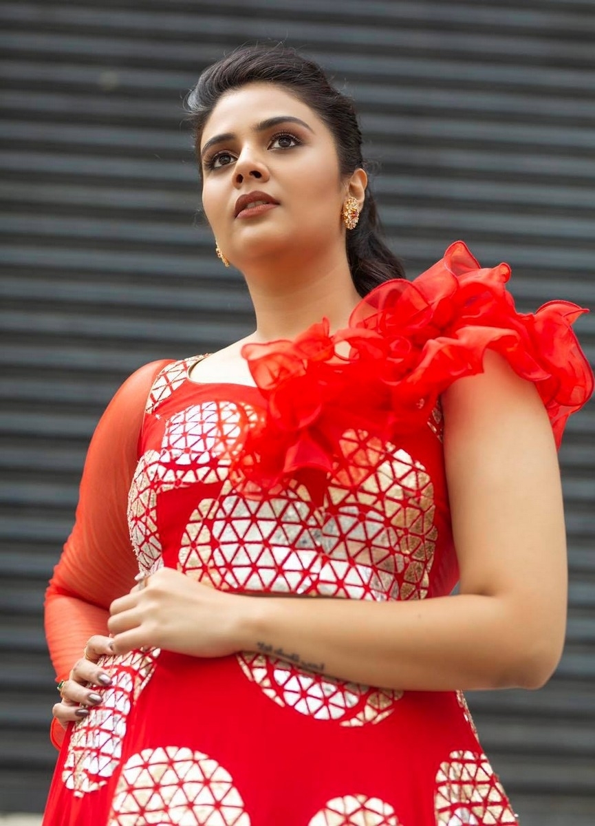 SreeMukhi New Photos - 1 / 7 photos