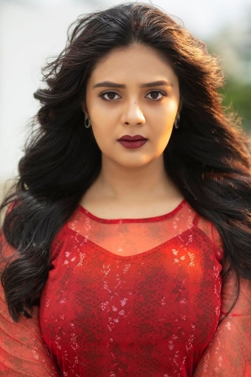 Sreemukhi Photos - 1 / 6 photos