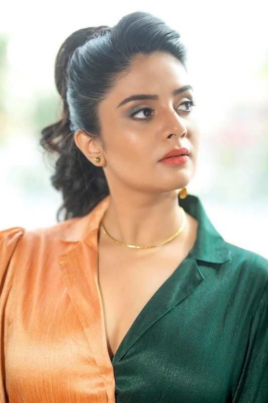 Sreemukhi Photos - 4 / 5 photos