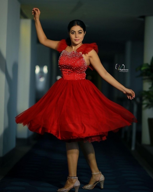 Poorna Latest Stills - 6 / 10 photos