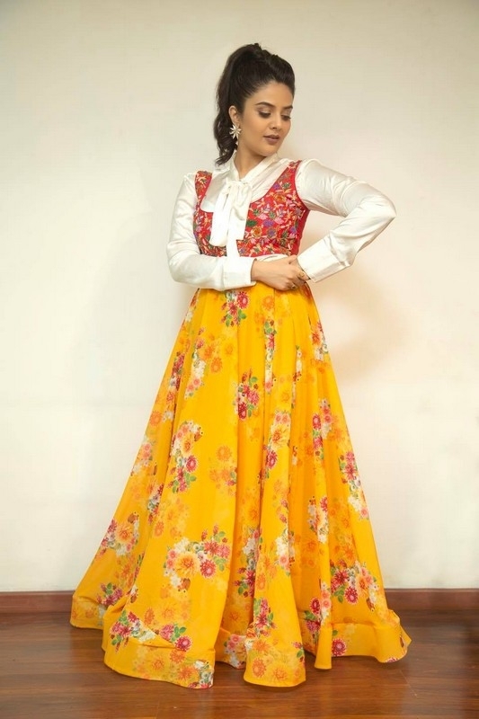 Sreemukhi New Photos - 2 / 6 photos