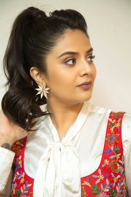 Sreemukhi New Photos - 4 / 6 photos