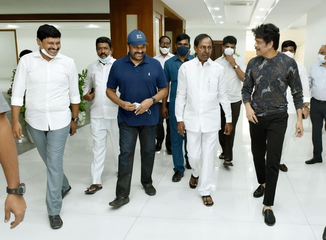 Chiranjeevi and Nagarjuna meets Telangana CM KCR - Photo 1 of 4