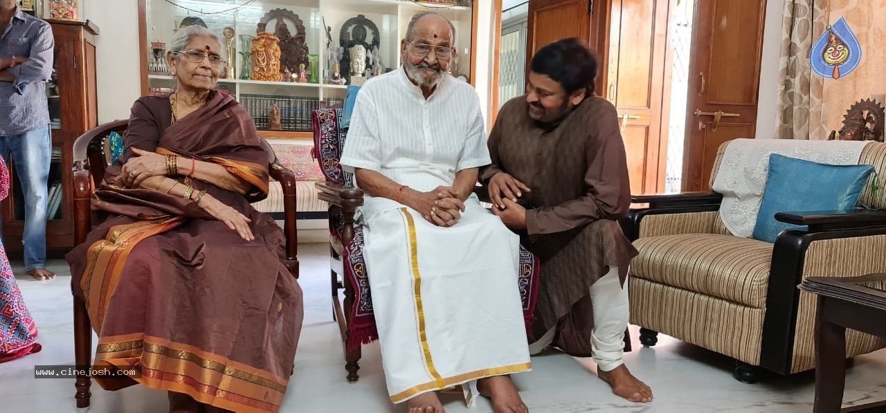 Chiru Meets K Viswanath - 2 / 20 photos