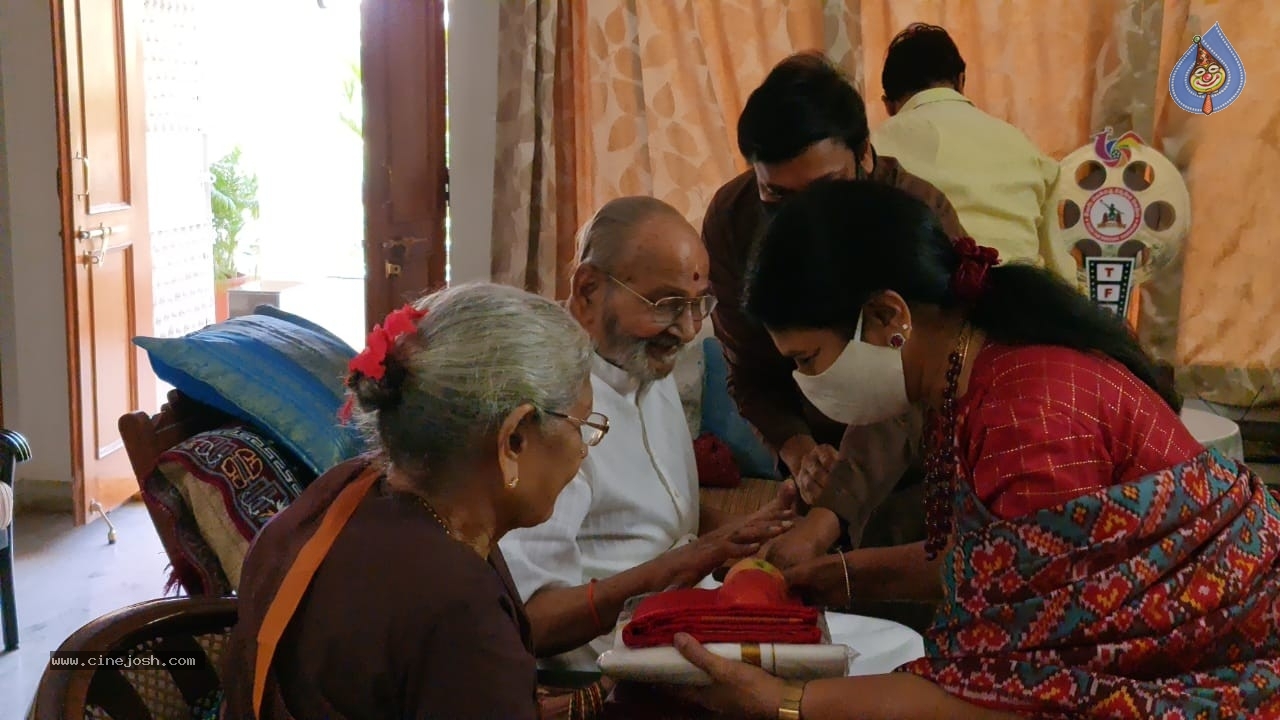 Chiru Meets K Viswanath - 3 / 20 photos