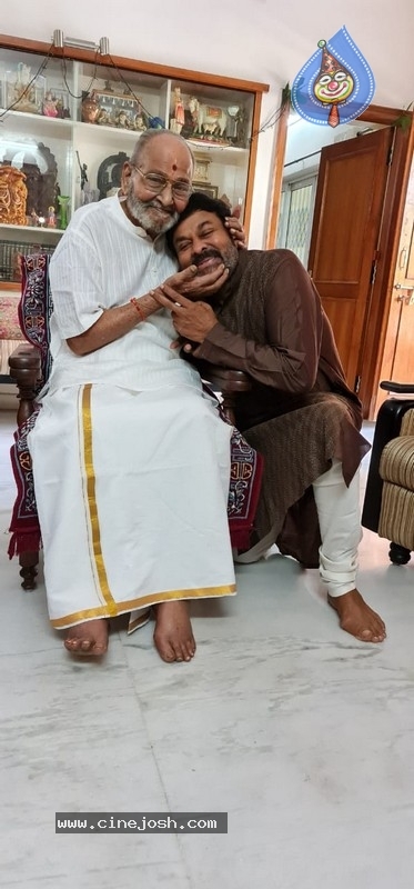 Chiru Meets K Viswanath - 5 / 20 photos