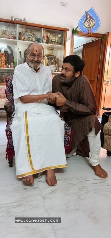 Chiru Meets K Viswanath - 7 / 20 photos