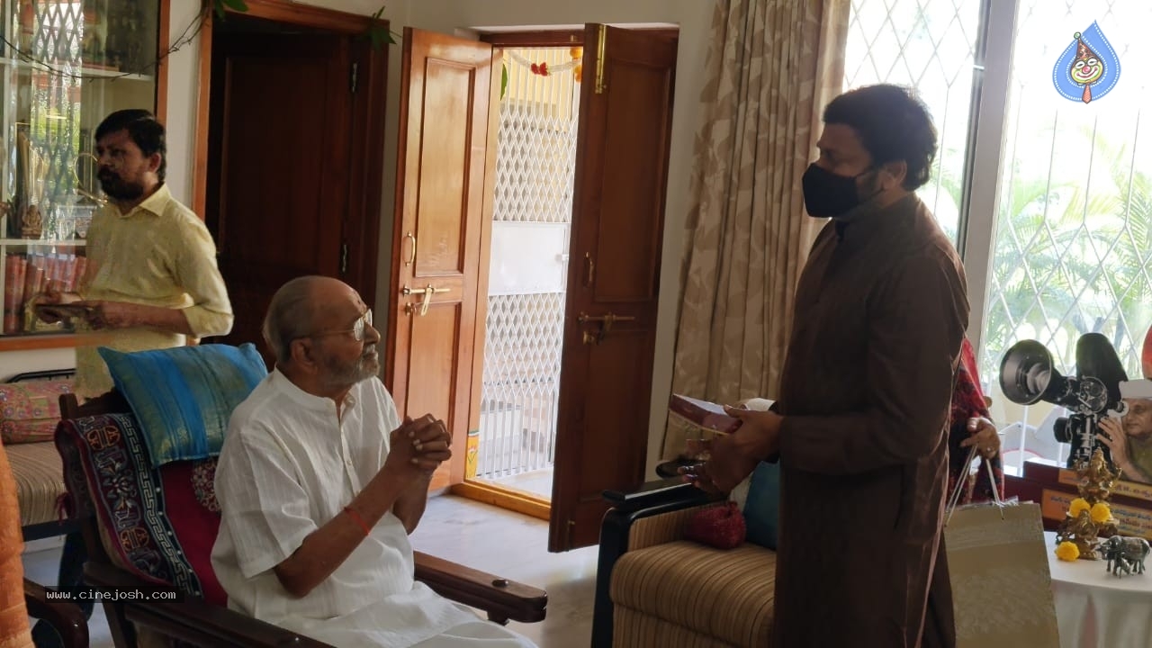 Chiru Meets K Viswanath - 9 / 20 photos