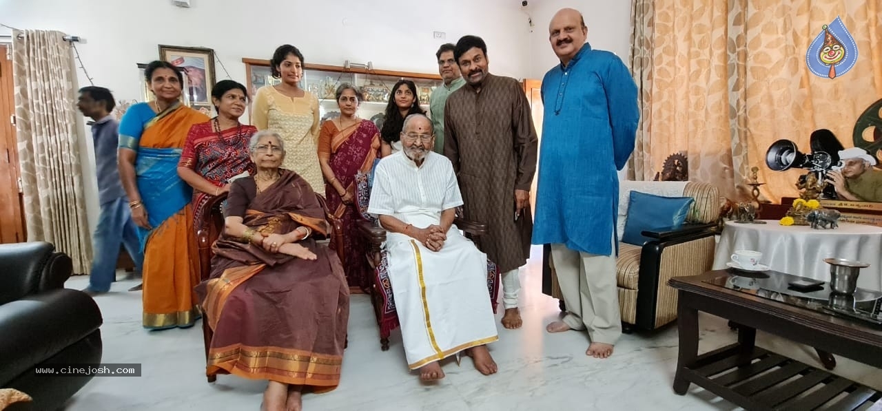 Chiru Meets K Viswanath - 15 / 20 photos