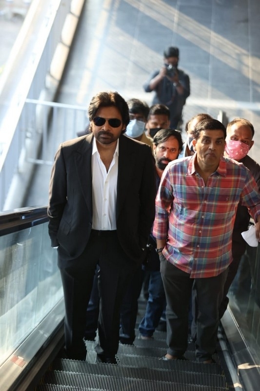 Pawan Kalyan Travels in Hyderabad Metro For Vakeel Saab Shoot - 1 / 12 photos