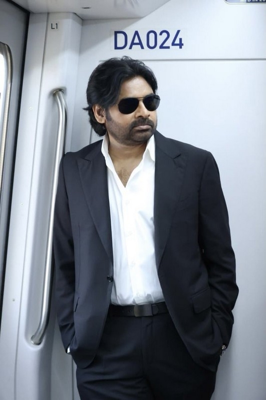 Pawan Kalyan Travels in Hyderabad Metro For Vakeel Saab Shoot - 7 / 12 photos