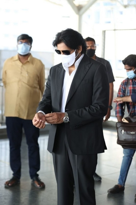 Pawan Kalyan Travels in Hyderabad Metro For Vakeel Saab Shoot - 8 / 12 photos