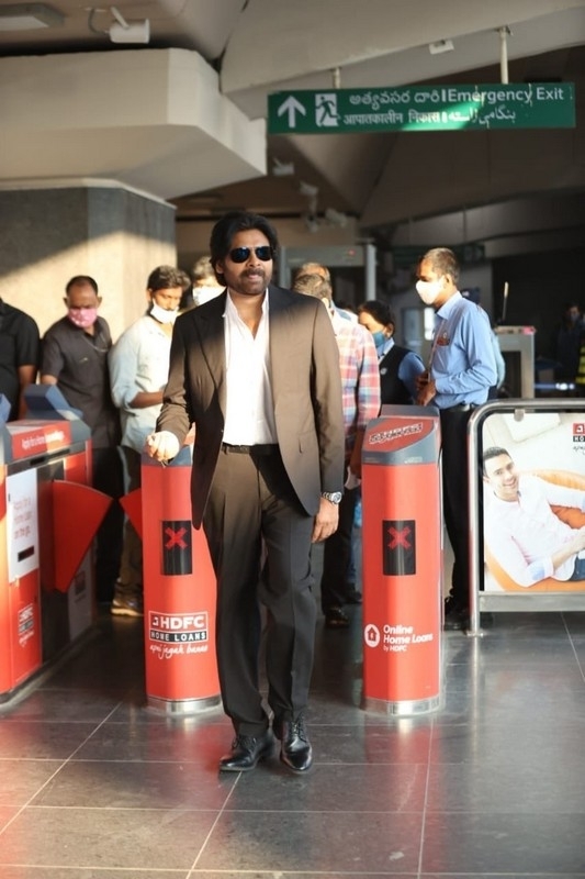 Pawan Kalyan Travels in Hyderabad Metro For Vakeel Saab Shoot - 9 / 12 photos