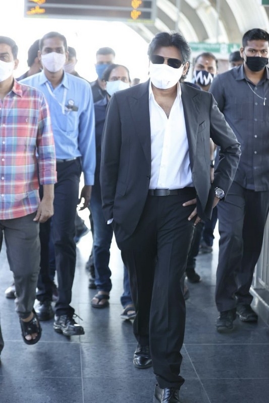 Pawan Kalyan Travels in Hyderabad Metro For Vakeel Saab Shoot - 10 / 12 photos