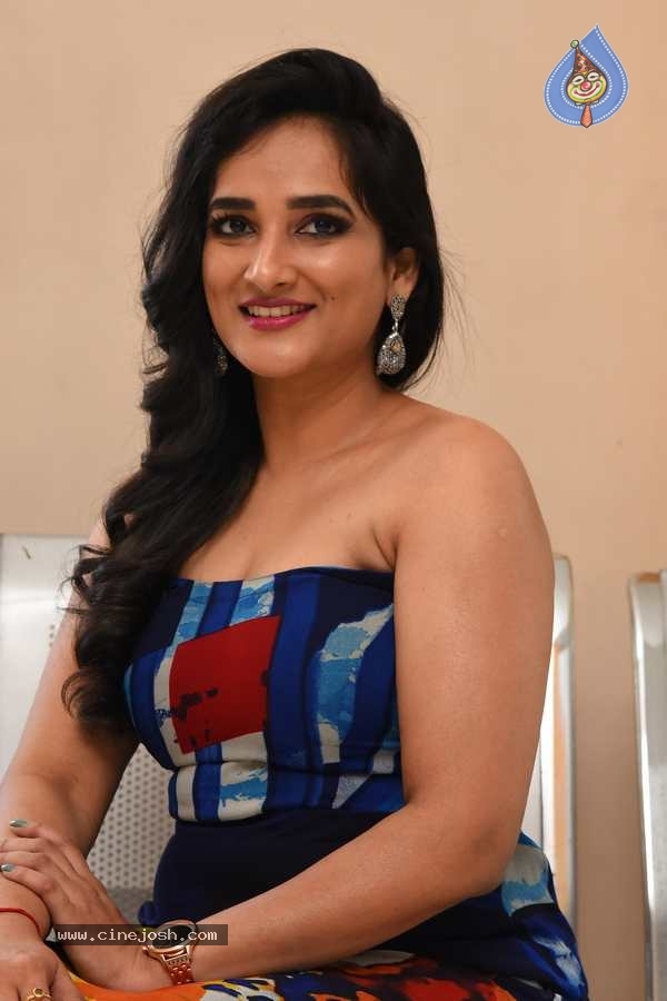 Anchor Madhu Krishna - 5 / 26 photos