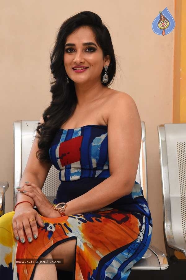 Anchor Madhu Krishna - 10 / 26 photos