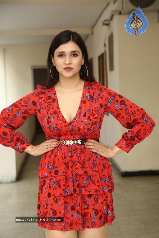 Mannara Chopra Stills - 5 / 14 photos