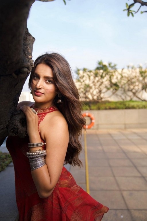 Nidhhi Agerwal Pics - 2 / 4 photos