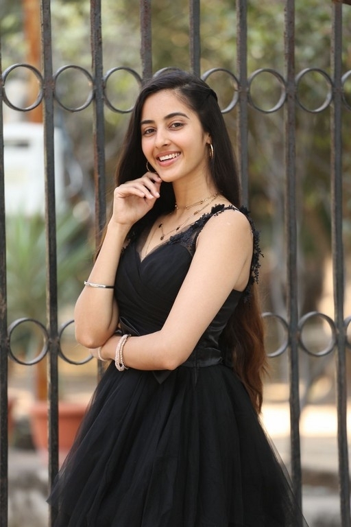 Simrat Kaur Photos - 1 / 14 photos