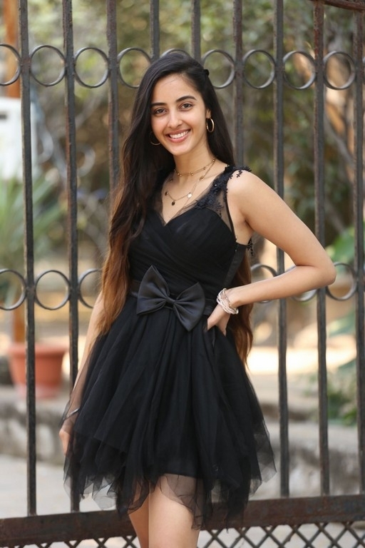 Simrat Kaur Photos - 4 / 14 photos