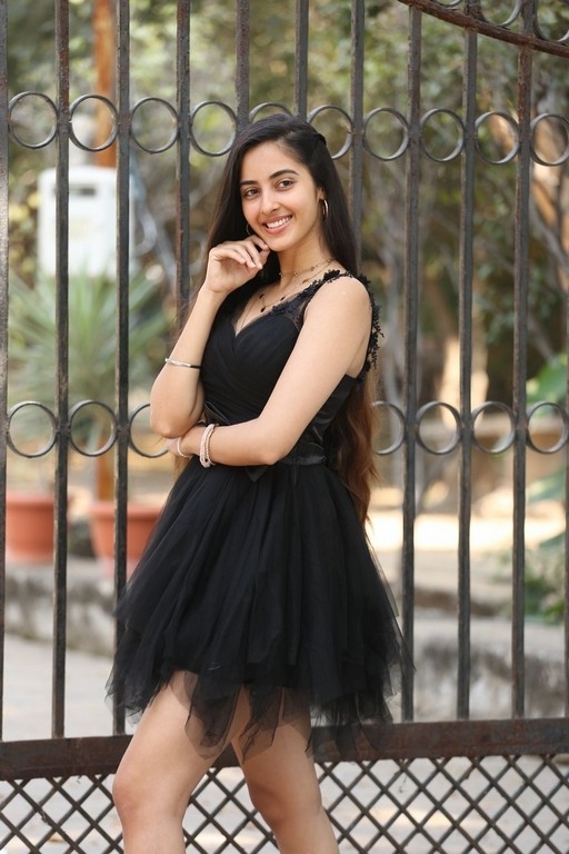 Simrat Kaur Photos - 11 / 14 photos