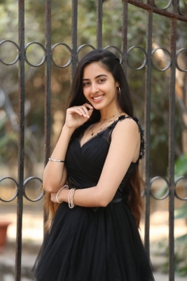 Simrat Kaur Photos - 2 of 14