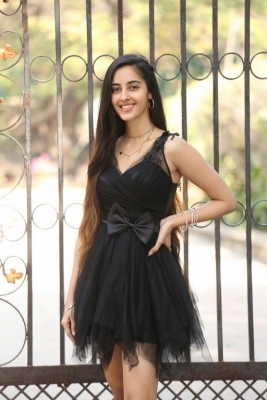 Simrat Kaur Photos - 3 of 14