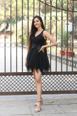 Simrat Kaur Photos - 7 of 14