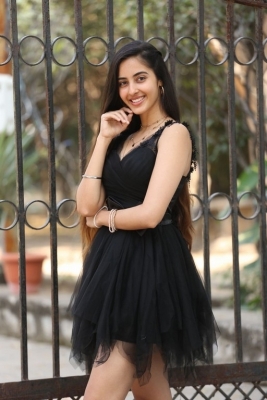 Simrat Kaur Photos - 8 of 14