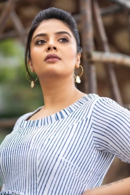 Sreemukhi Photos - 5 of 7