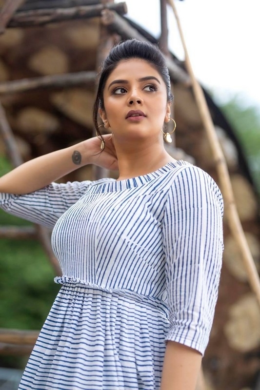 Sreemukhi Photos - 2 / 7 photos