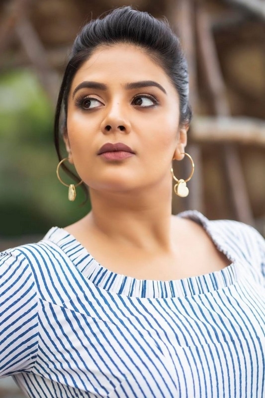 Sreemukhi Photos - 4 / 7 photos