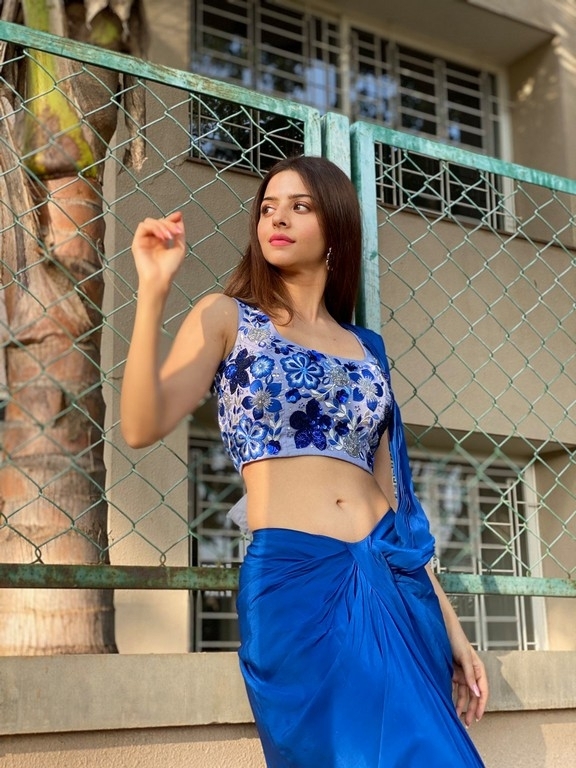 Vedhika Photos - 1 / 4 photos