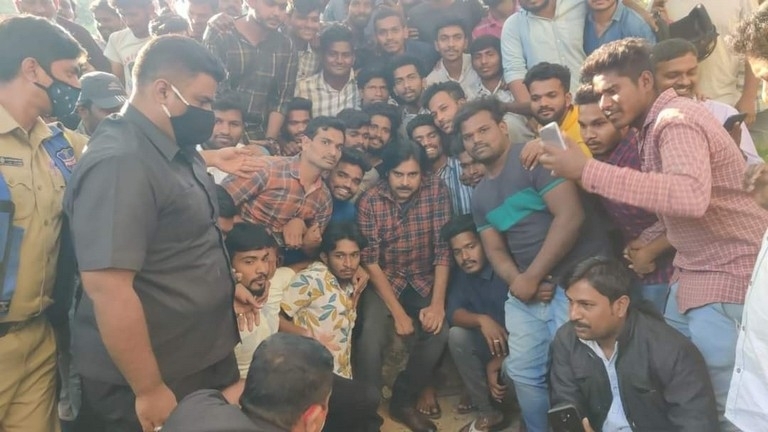 Pawan Kalyan at Vakeel Saab sets - 1 / 2 photos