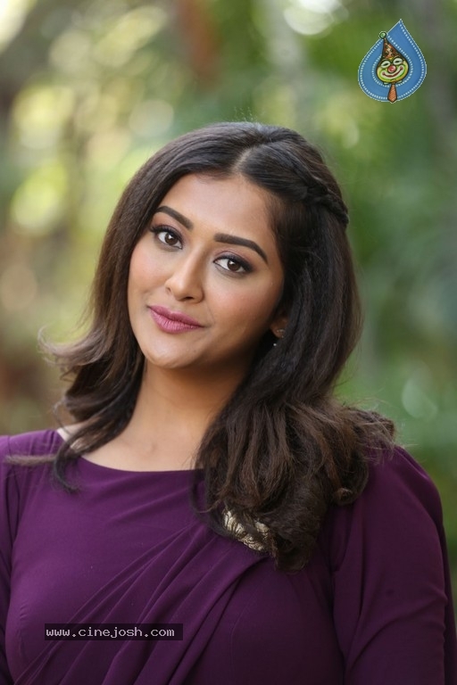 Pooja Jhaveri Stills - 1 / 18 photos