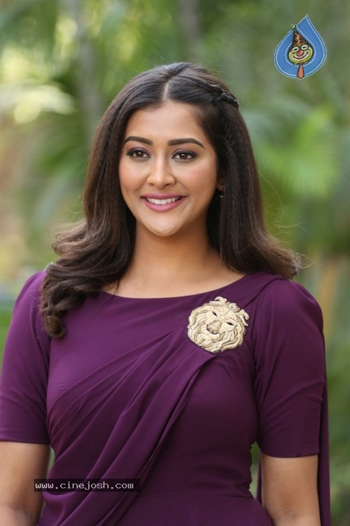 Pooja Jhaveri Stills - 2 / 18 photos