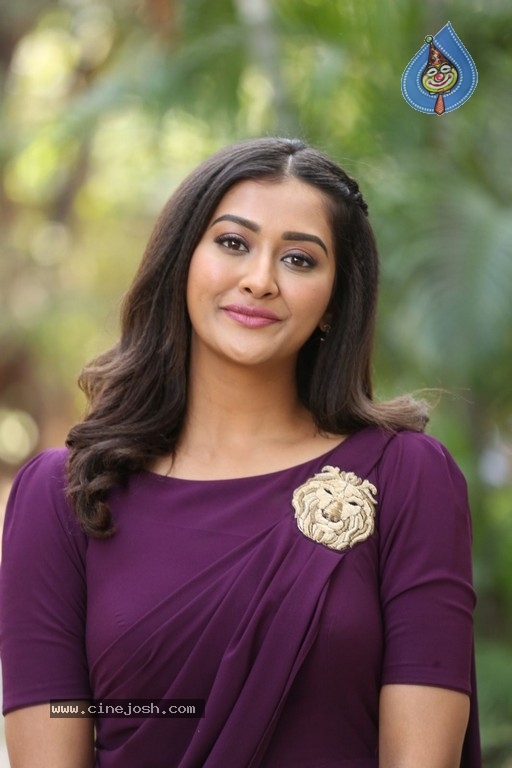 Pooja Jhaveri Stills - 7 / 18 photos