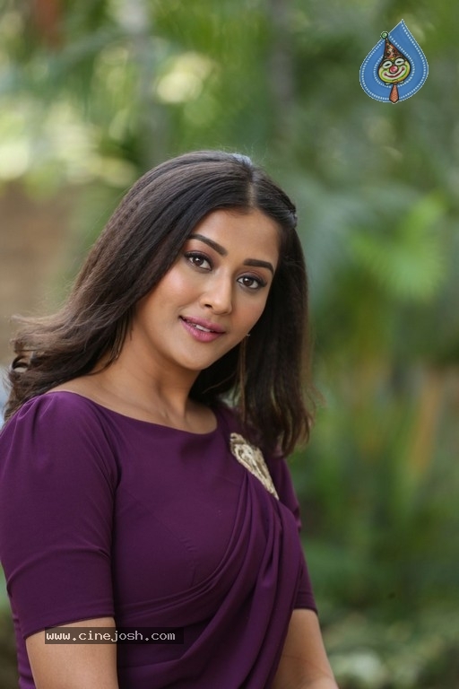 Pooja Jhaveri Stills - 9 / 18 photos