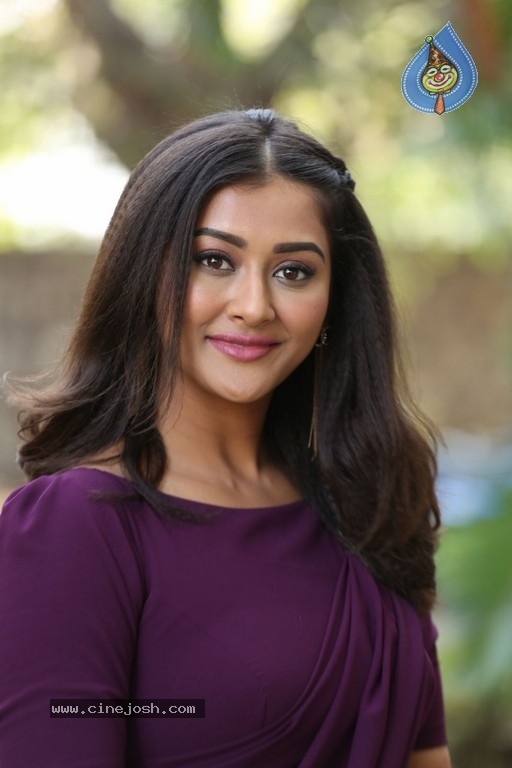 Pooja Jhaveri Stills - 10 / 18 photos