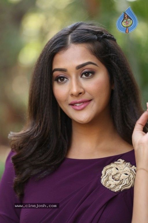 Pooja Jhaveri Stills - 13 / 18 photos