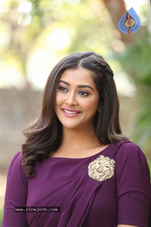 Pooja Jhaveri Stills - 17 / 18 photos