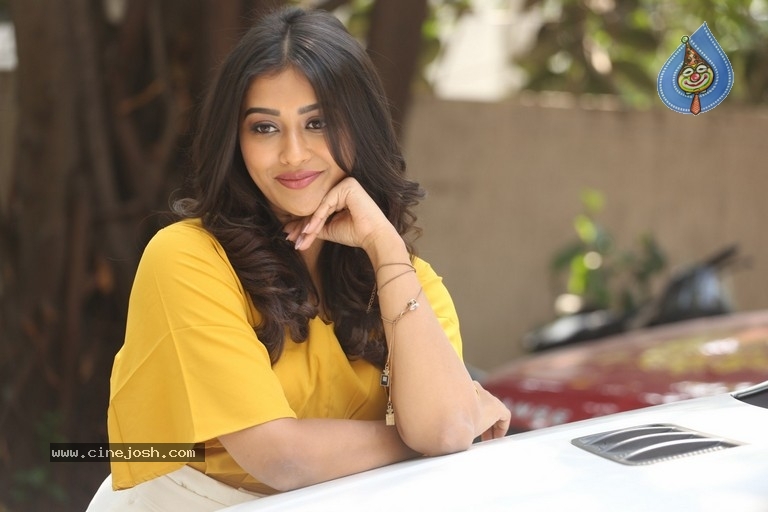 Pooja Jhaveri Stills - 4 / 21 photos