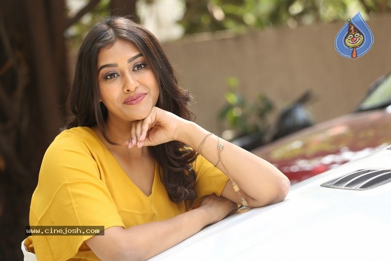 Pooja Jhaveri Stills - 9 / 21 photos