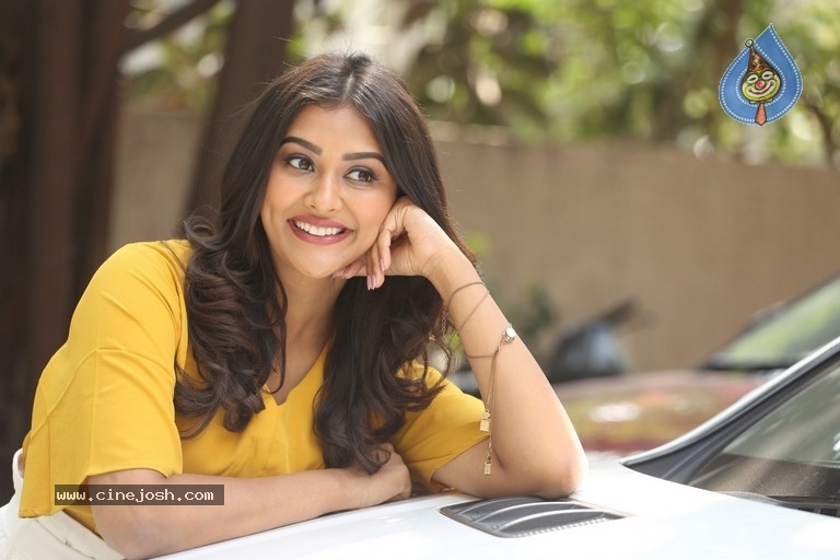 Pooja Jhaveri Stills - 10 / 21 photos